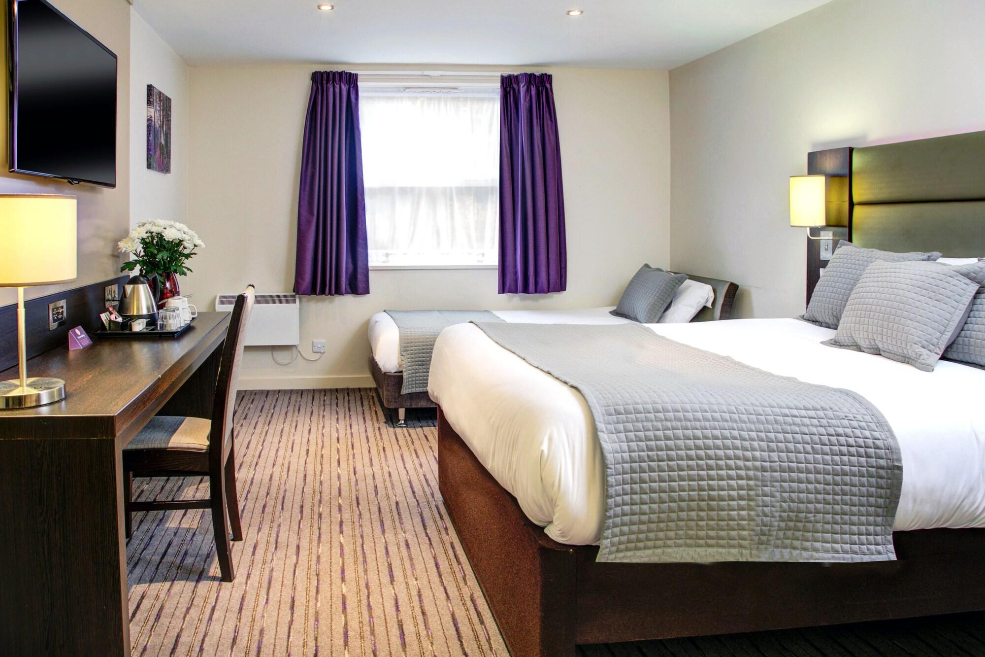 Premier Inn Huddersfield West ภายนอก รูปภาพ