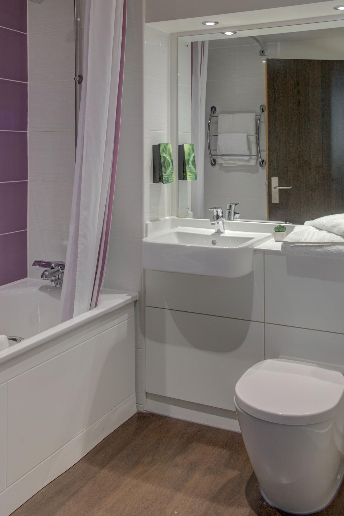 Premier Inn Huddersfield West ภายนอก รูปภาพ