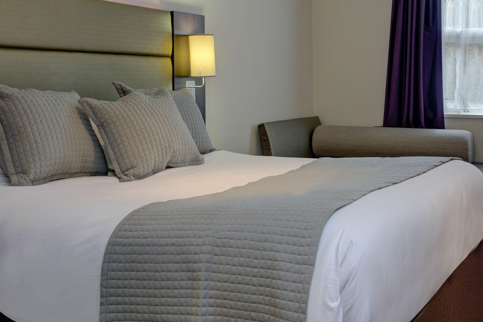 Premier Inn Huddersfield West ภายนอก รูปภาพ