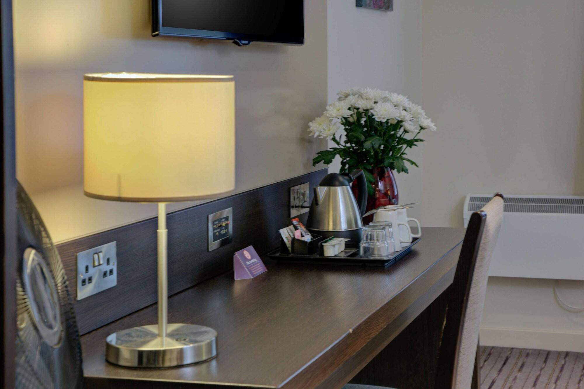Premier Inn Huddersfield West ภายนอก รูปภาพ