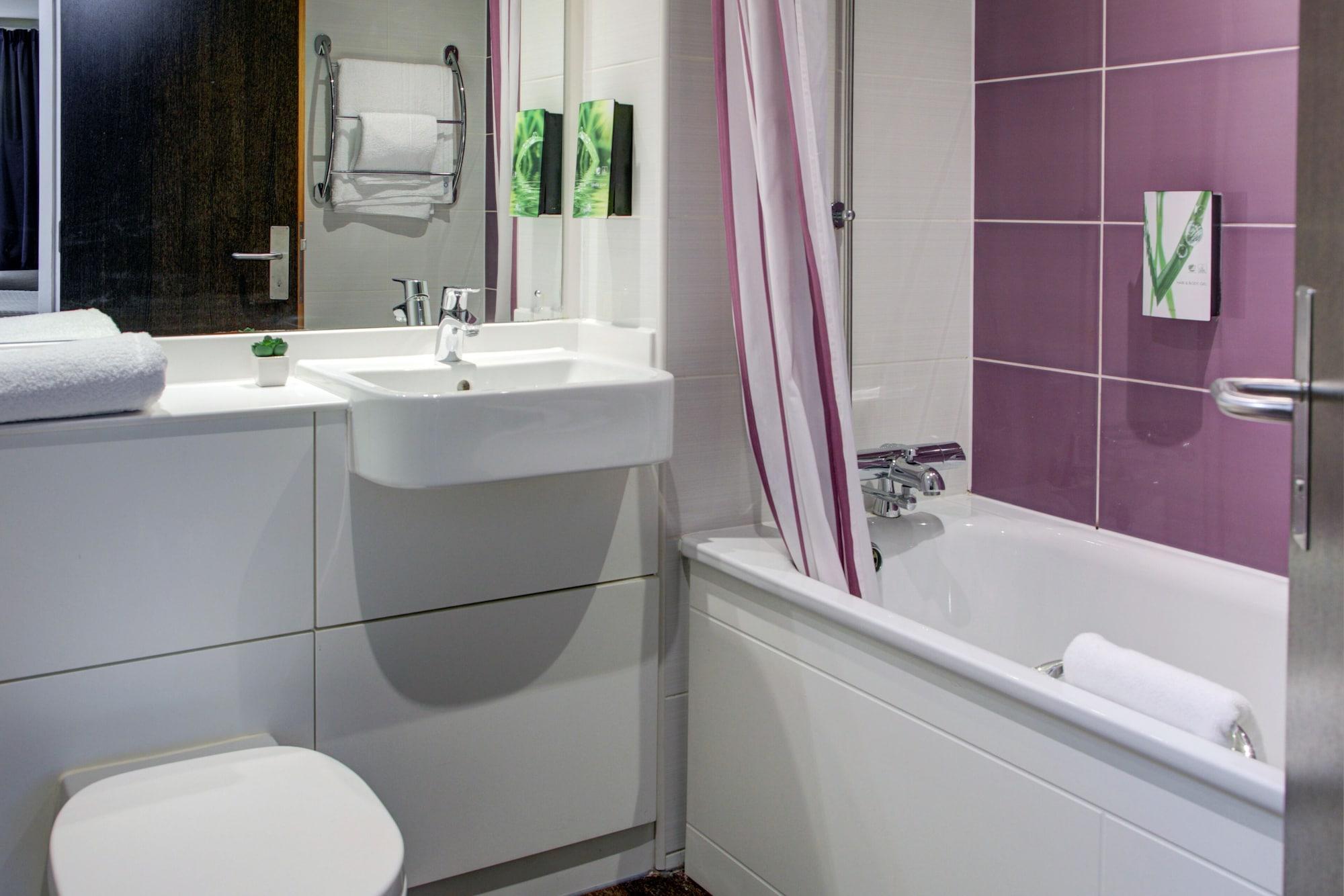 Premier Inn Huddersfield West ภายนอก รูปภาพ