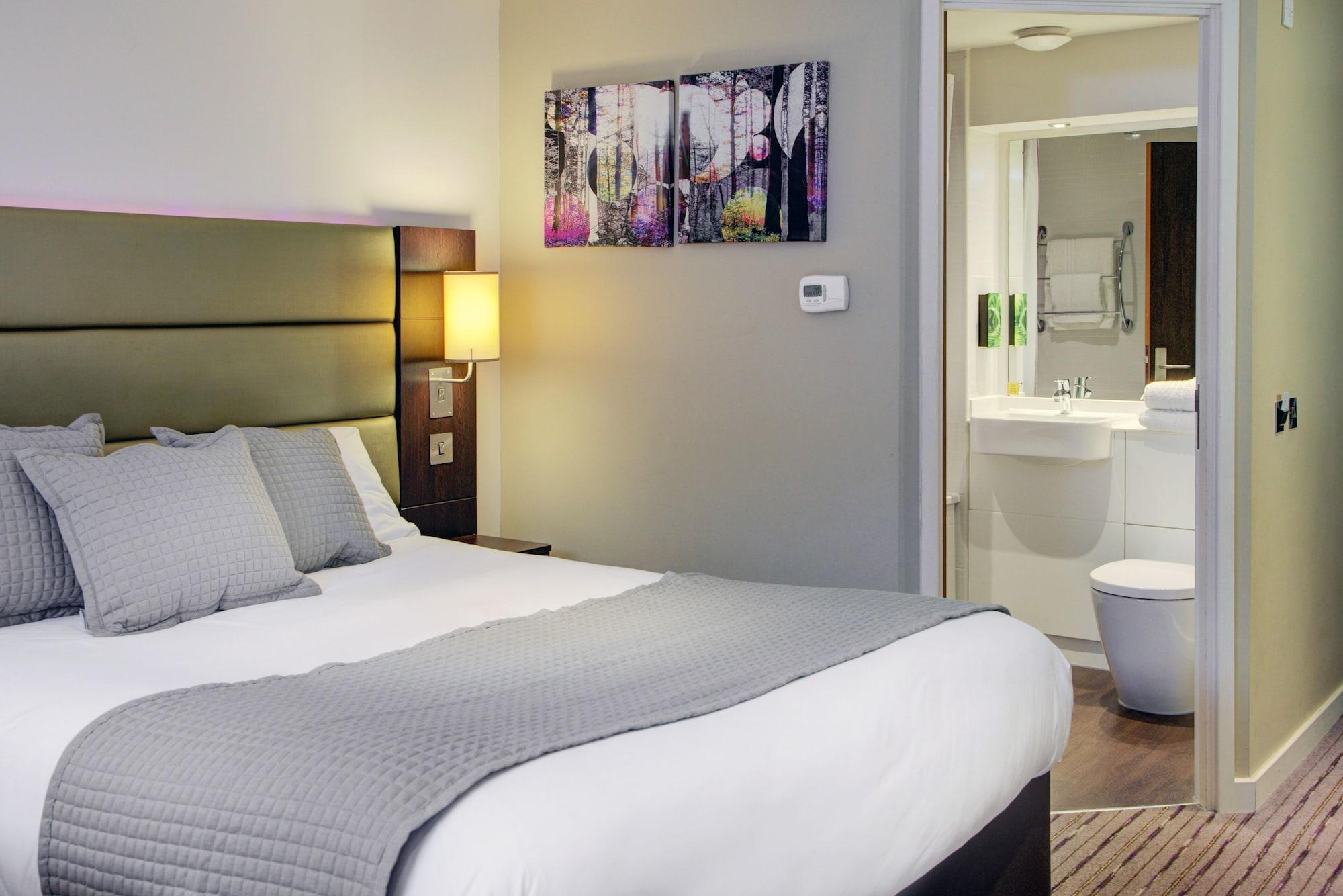 Premier Inn Huddersfield West ภายนอก รูปภาพ