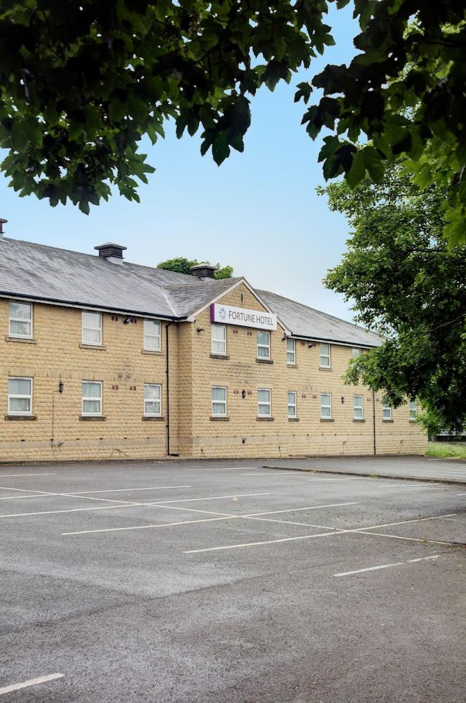 Premier Inn Huddersfield West ภายนอก รูปภาพ