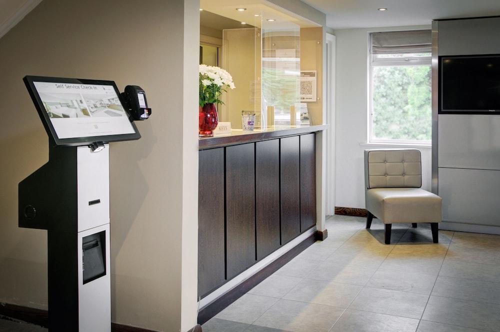 Premier Inn Huddersfield West ภายนอก รูปภาพ