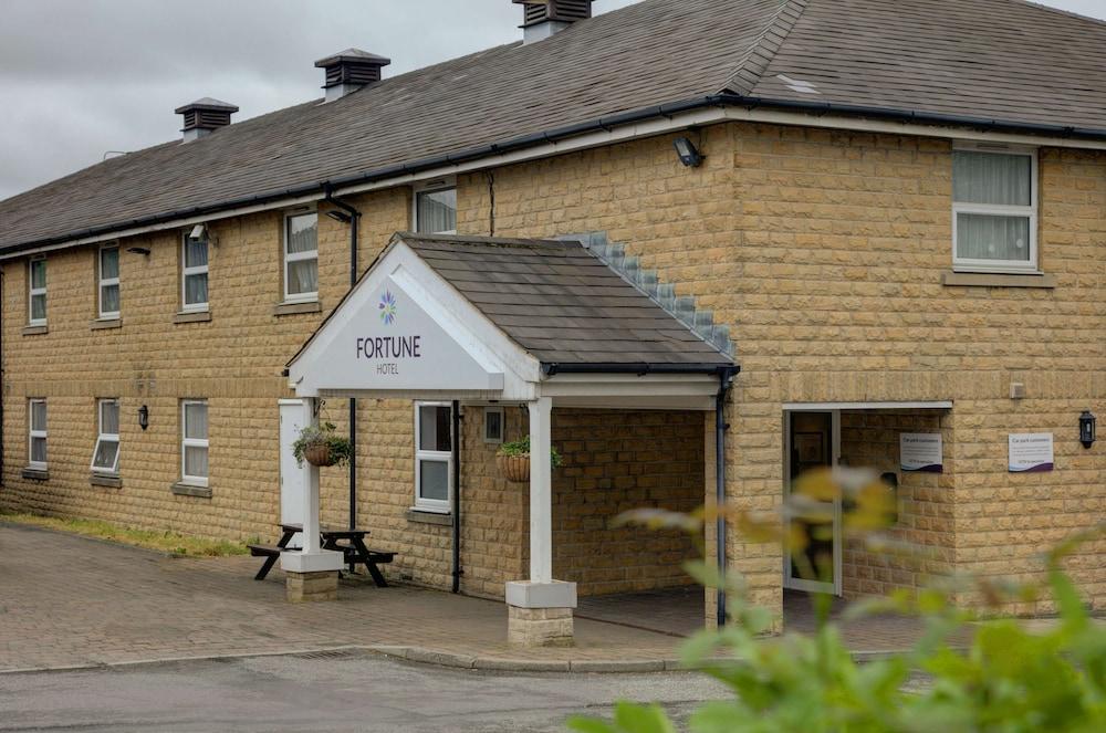 Premier Inn Huddersfield West ภายนอก รูปภาพ