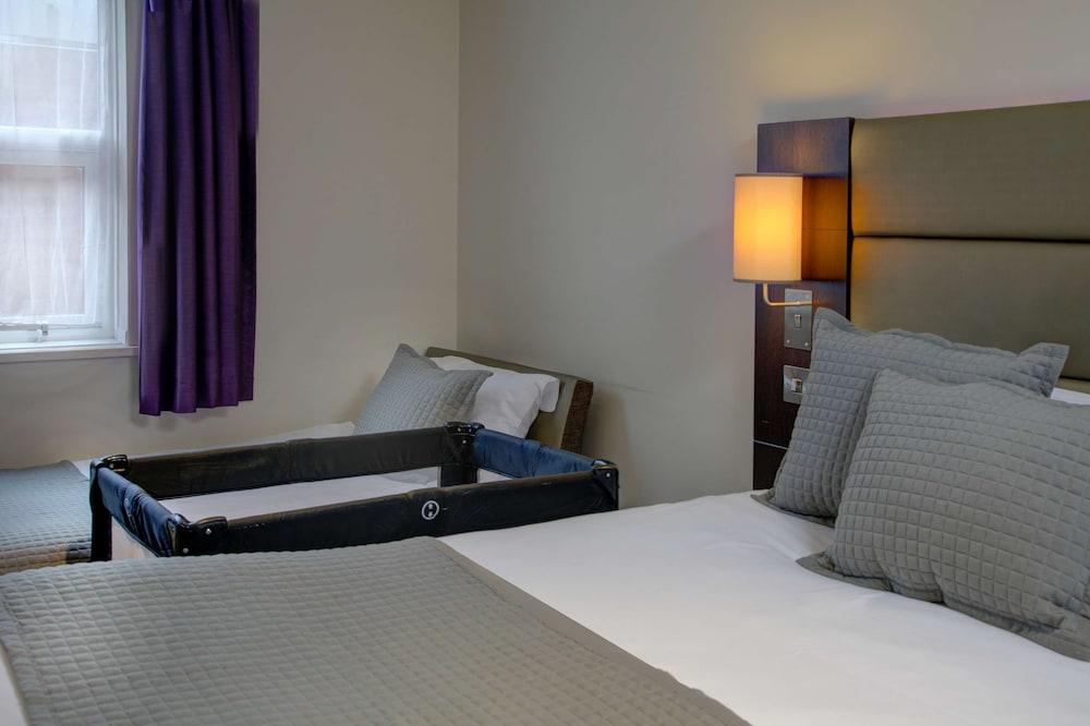 Premier Inn Huddersfield West ภายนอก รูปภาพ