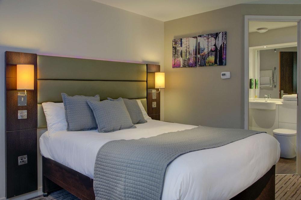 Premier Inn Huddersfield West ภายนอก รูปภาพ