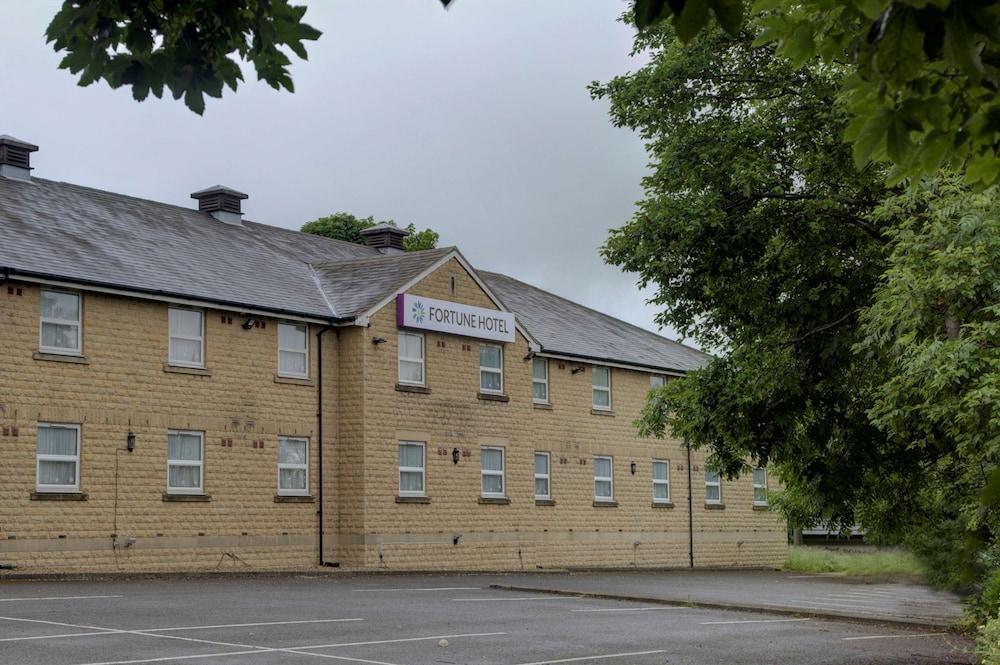 Premier Inn Huddersfield West ภายนอก รูปภาพ