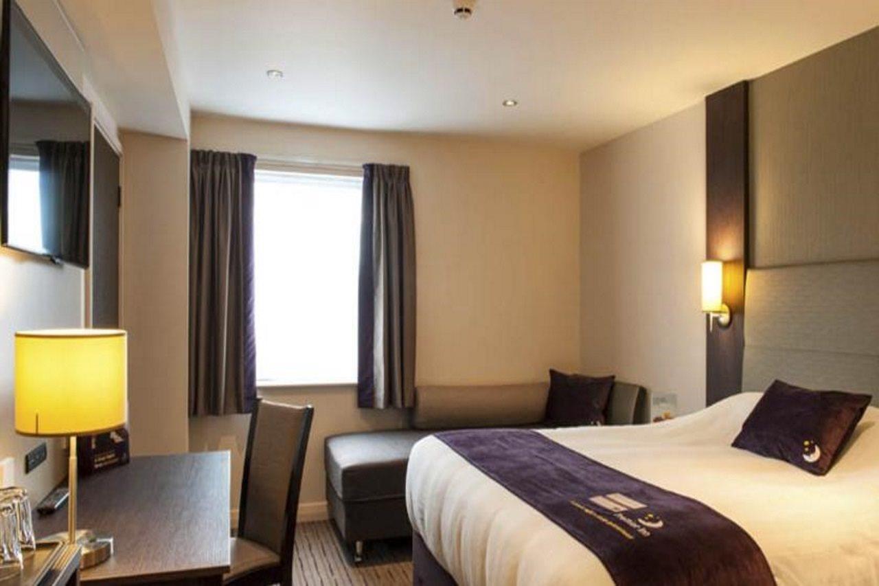 Premier Inn Huddersfield West ภายนอก รูปภาพ
