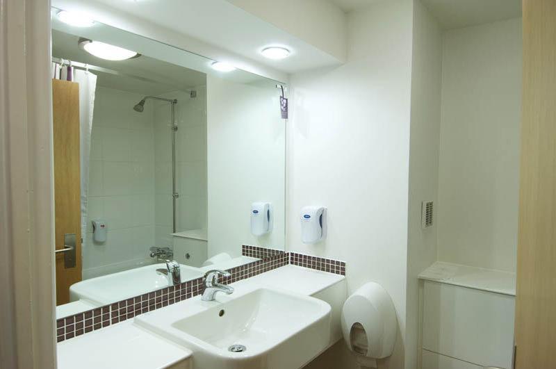 Premier Inn Huddersfield West ภายนอก รูปภาพ