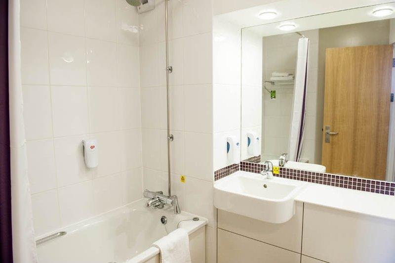 Premier Inn Huddersfield West ภายนอก รูปภาพ