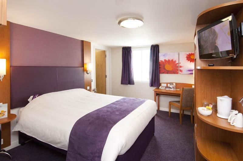 Premier Inn Huddersfield West ภายนอก รูปภาพ