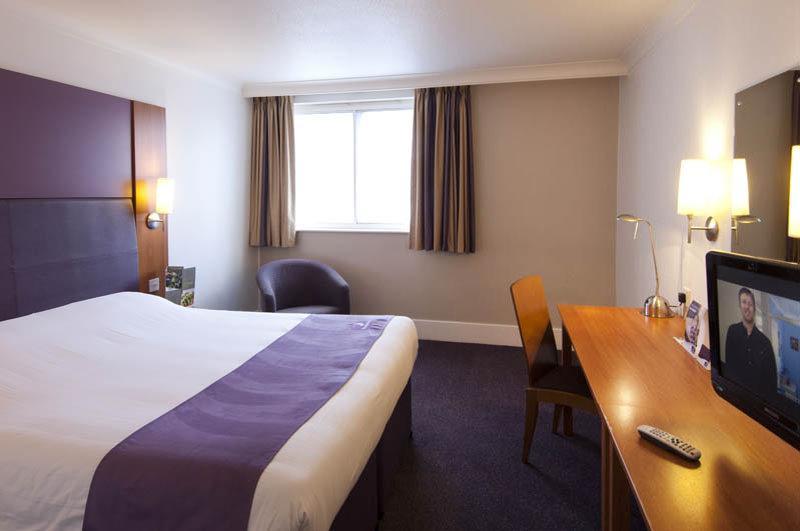 Premier Inn Huddersfield West ภายนอก รูปภาพ