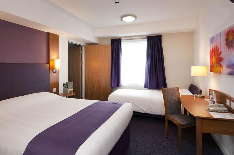 Premier Inn Huddersfield West ภายนอก รูปภาพ
