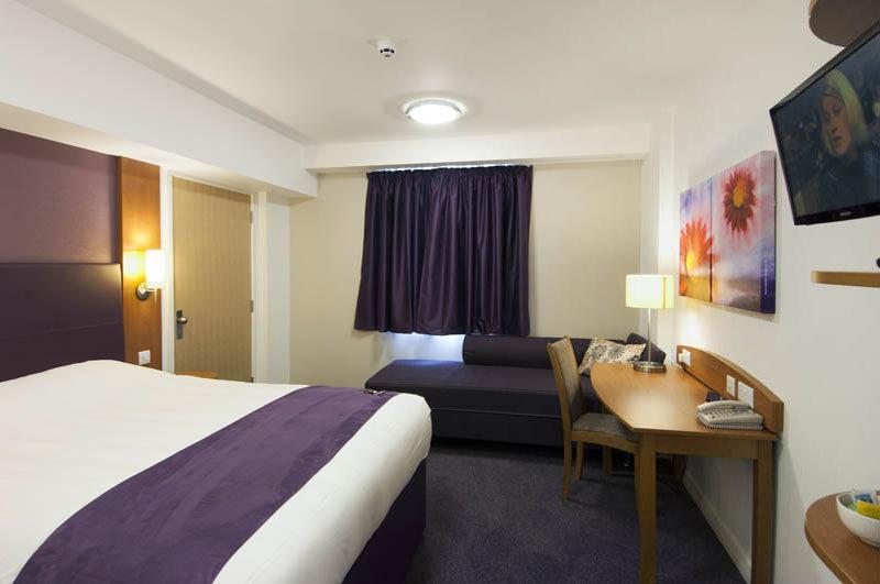 Premier Inn Huddersfield West ภายนอก รูปภาพ