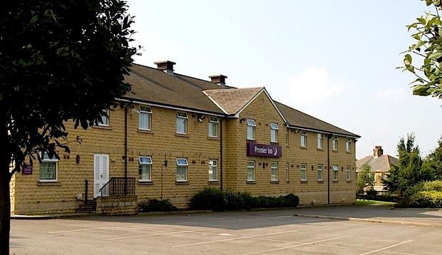 Premier Inn Huddersfield West ภายนอก รูปภาพ